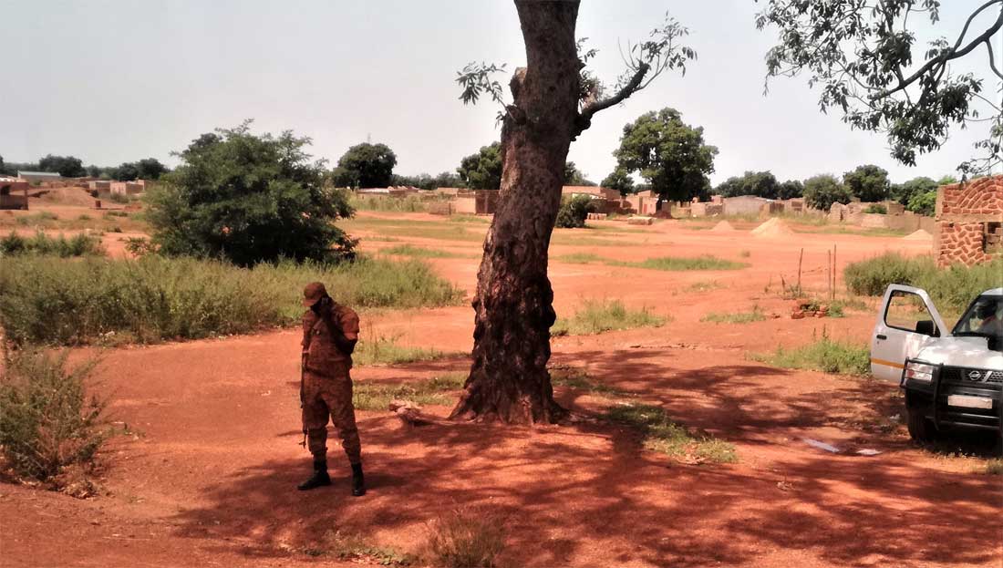 Burkina Faso: Soldat telefoniert