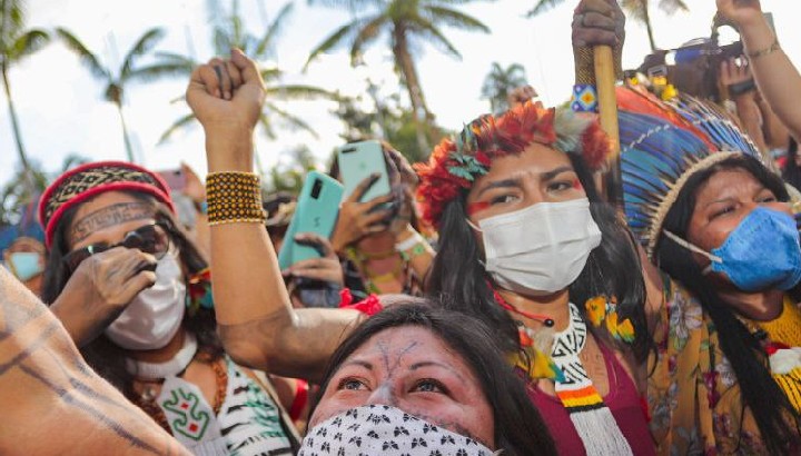 Brasilien: Munduruku-Frauen protestieren gegen den Zugriff auf ihre Territorien