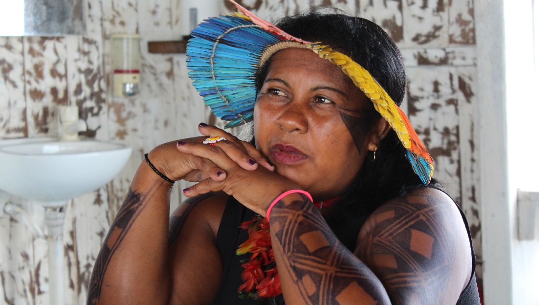 Frau der Munduruku schaut nachdenklich in die Zukunft