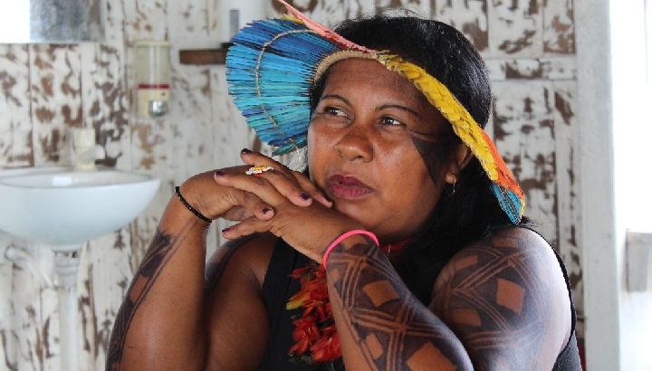 Indigene Brasilianerin blickt skeptisch