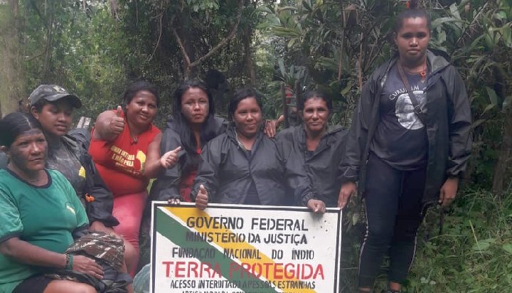 Indigene Guajajara-Frauen am Amazonas demarkieren ihr Land