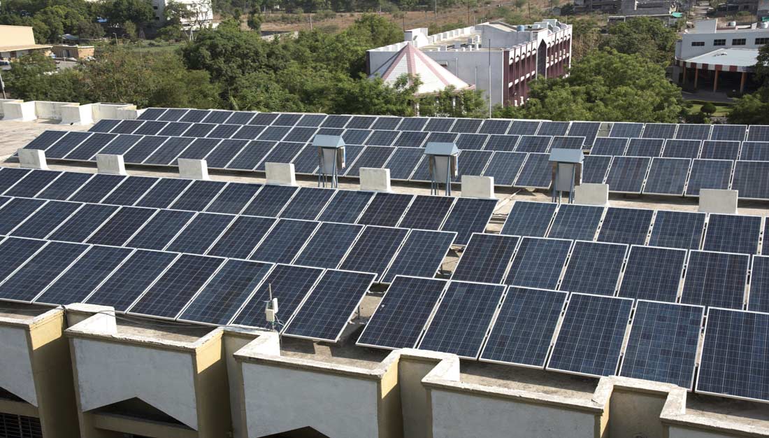 Auch in Indien geht der Ausbau der Erneuerbaren voran: Photovoltaikanlagen auf Hausdächern im Bundesstaat Maharashtra.