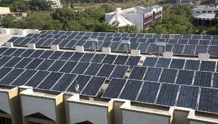 Photovoltaik auf Hausdächern im Bundesstaat Maharashtra, Indien.