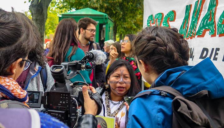 Deutsche und brasilianische Aktivistinnen beim Klimastreik 2019 in Berlin