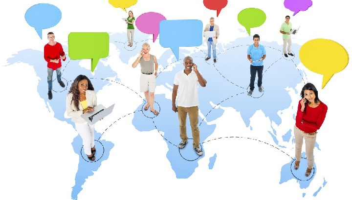 Menschen in verschiedenen Ländern des Globus kommunizieren
