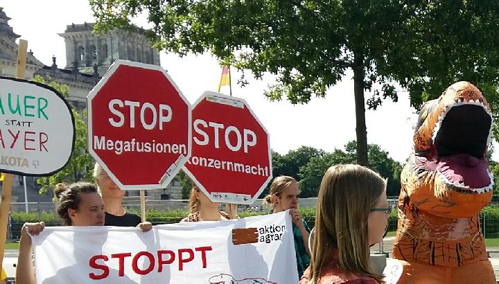 Protest in Berlin gegen die Fusion von Bayer mit Monsanto