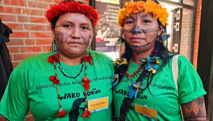 Maria Leusa Kaba und Ediene Kirixi von der indigenen Frauenorganisation Wakoborũn der Munduruku